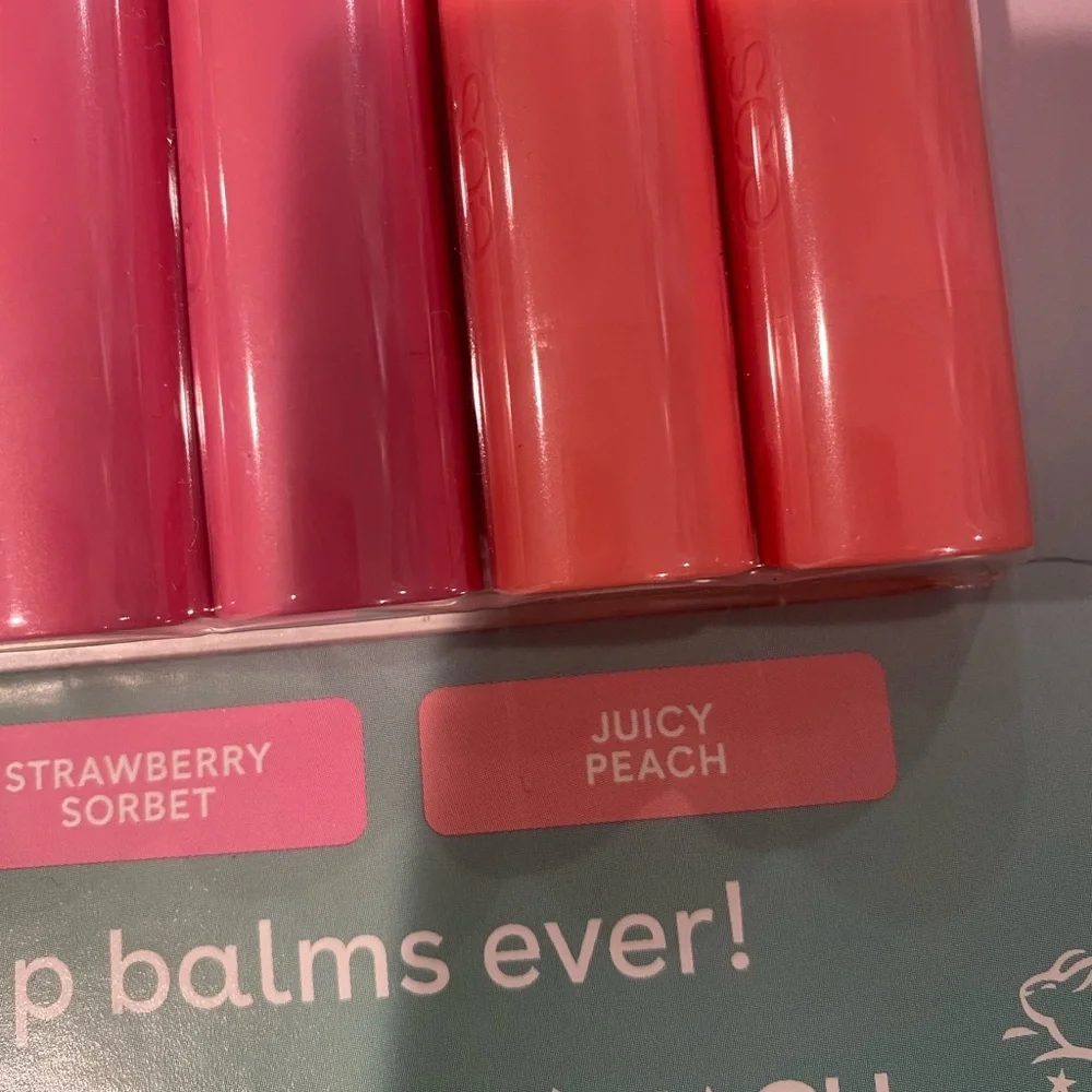 9 organic 100% natural EOS lip balms! A variety of colors and scents- see pic💋